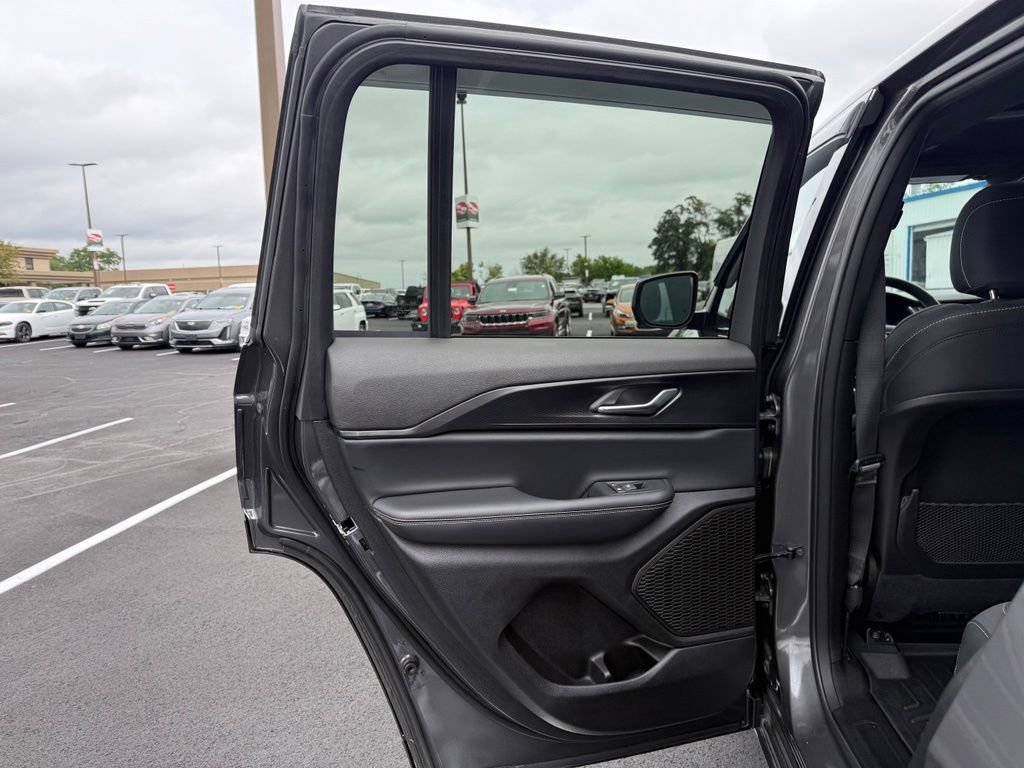 Used 2025 Jeep Grand Cherokee Laredo X w/ Luxury Tech Group I AWD/4WD image 11