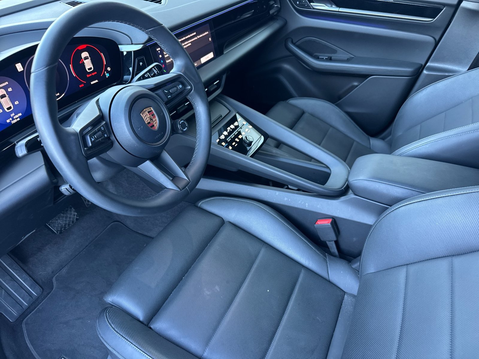 Used 2025 Porsche Macan Electric RWD image 5