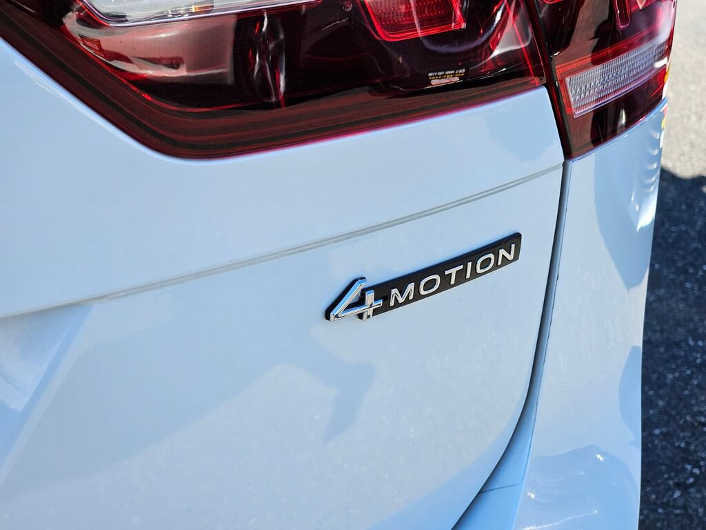 Used 2024 Volkswagen Tiguan SE R-Line AWD/4WD image 9