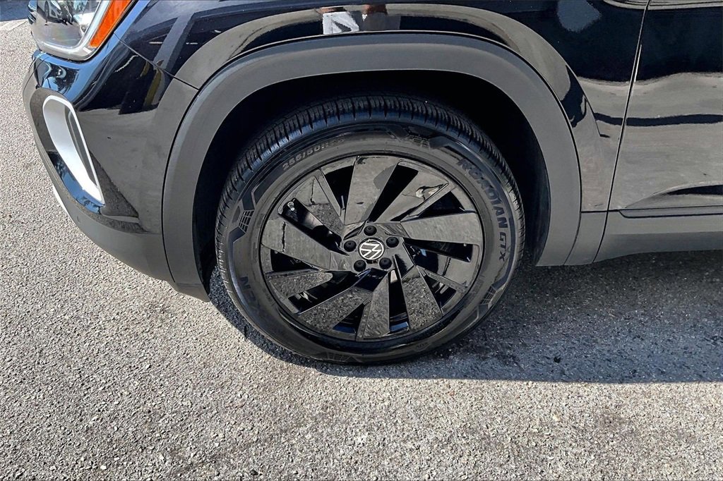 Certified 2025 Volkswagen Atlas SE w/ Panoramic Sunroof Package image 13