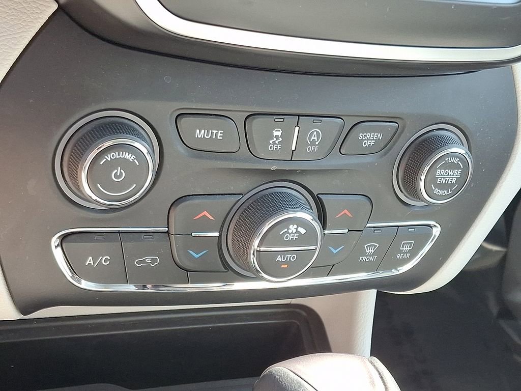 Used 2021 Jeep Cherokee Latitude Lux w/ Comfort/Convenience Group AWD/4WD image 16