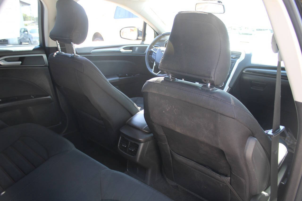 Used 2015 Ford Fusion SE w/ Equipment Group 201A FWD image 10