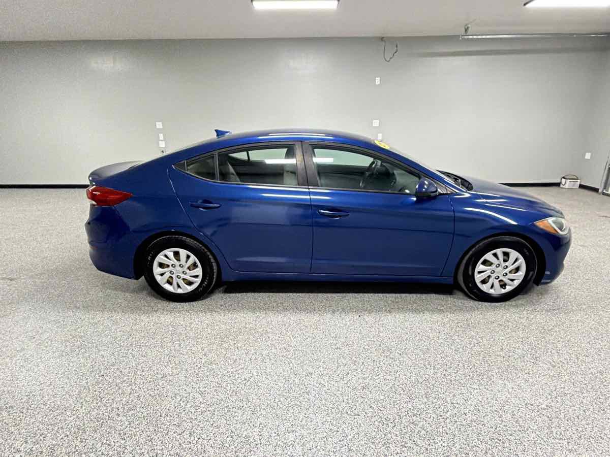 Used 2017 Hyundai Elantra SE FWD image 2