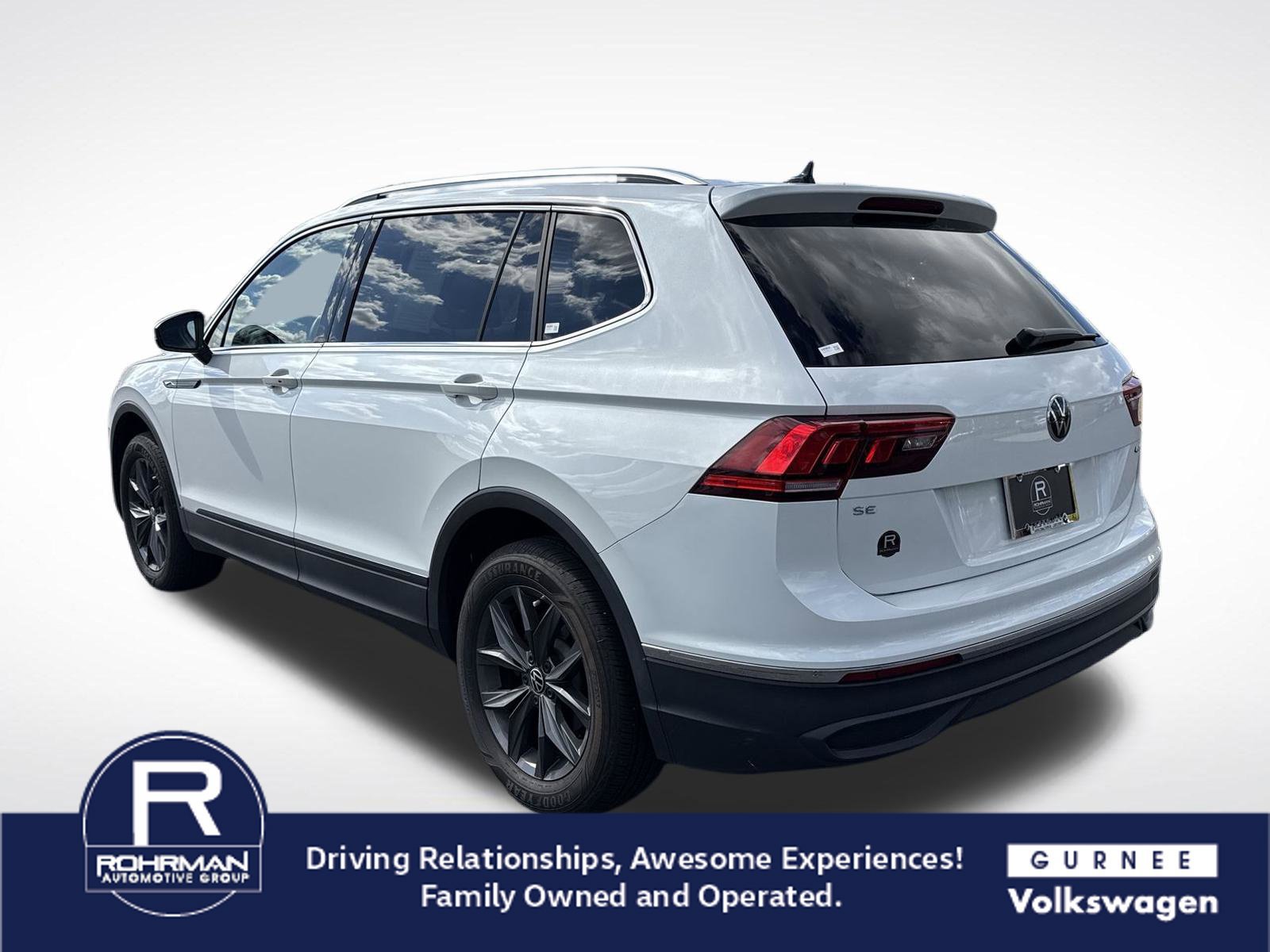 Used 2023 Volkswagen Tiguan SE w/ Panoramic Sunroof Package AWD/4WD image 7