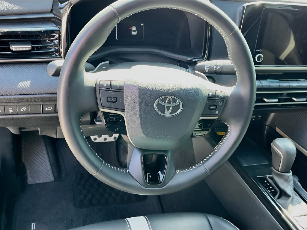 Used 2025 Toyota Camry SE FWD image 11