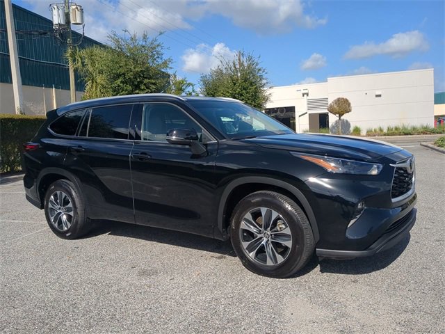 Certified 2022 Toyota Highlander XLE image 1