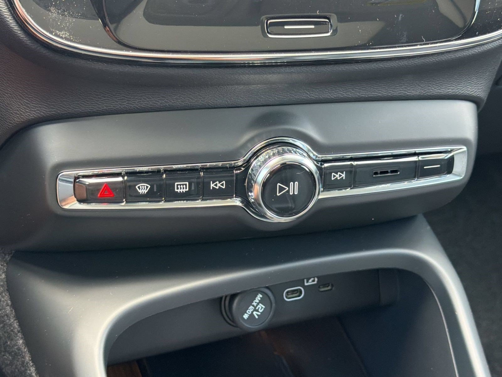 New 2026 Volvo XC40 B5 Plus w/ Climate Package AWD/4WD image 16