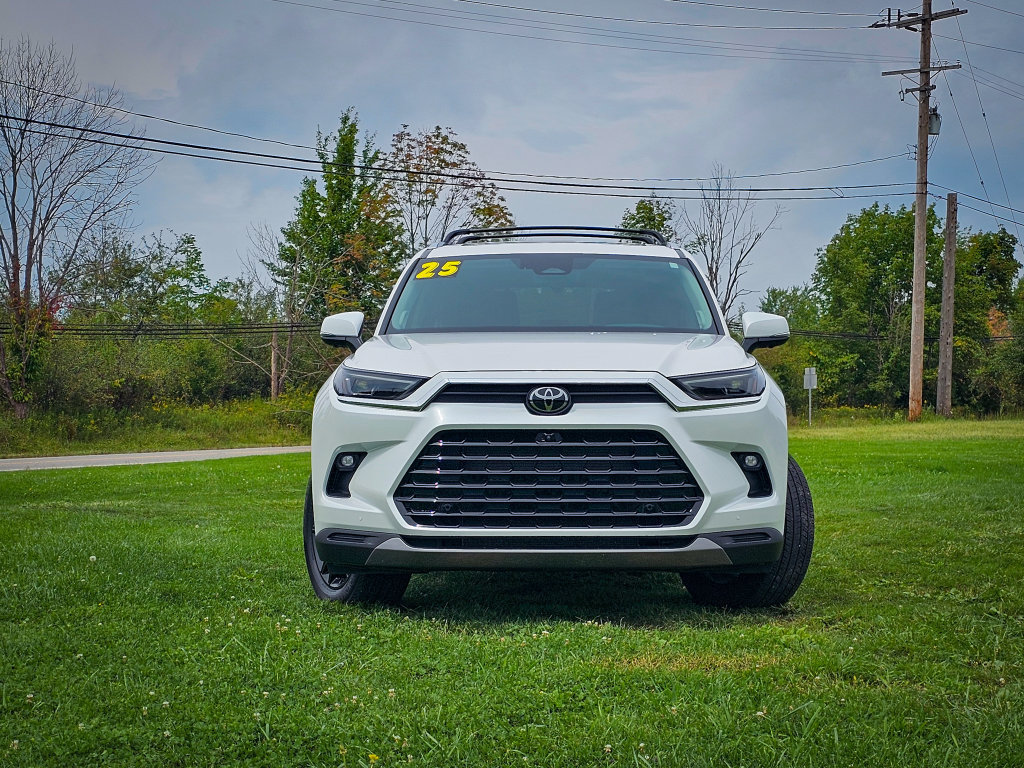 Used 2025 Toyota Grand Highlander AWD image 9