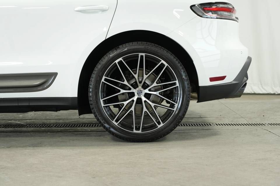 Certified 2025 Porsche Macan Turbo AWD/4WD image 43