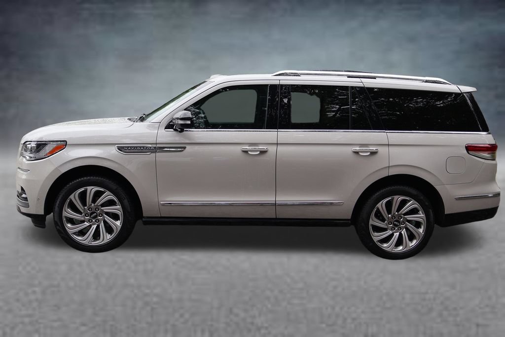 Used 2024 Lincoln Navigator Reserve AWD/4WD image 4