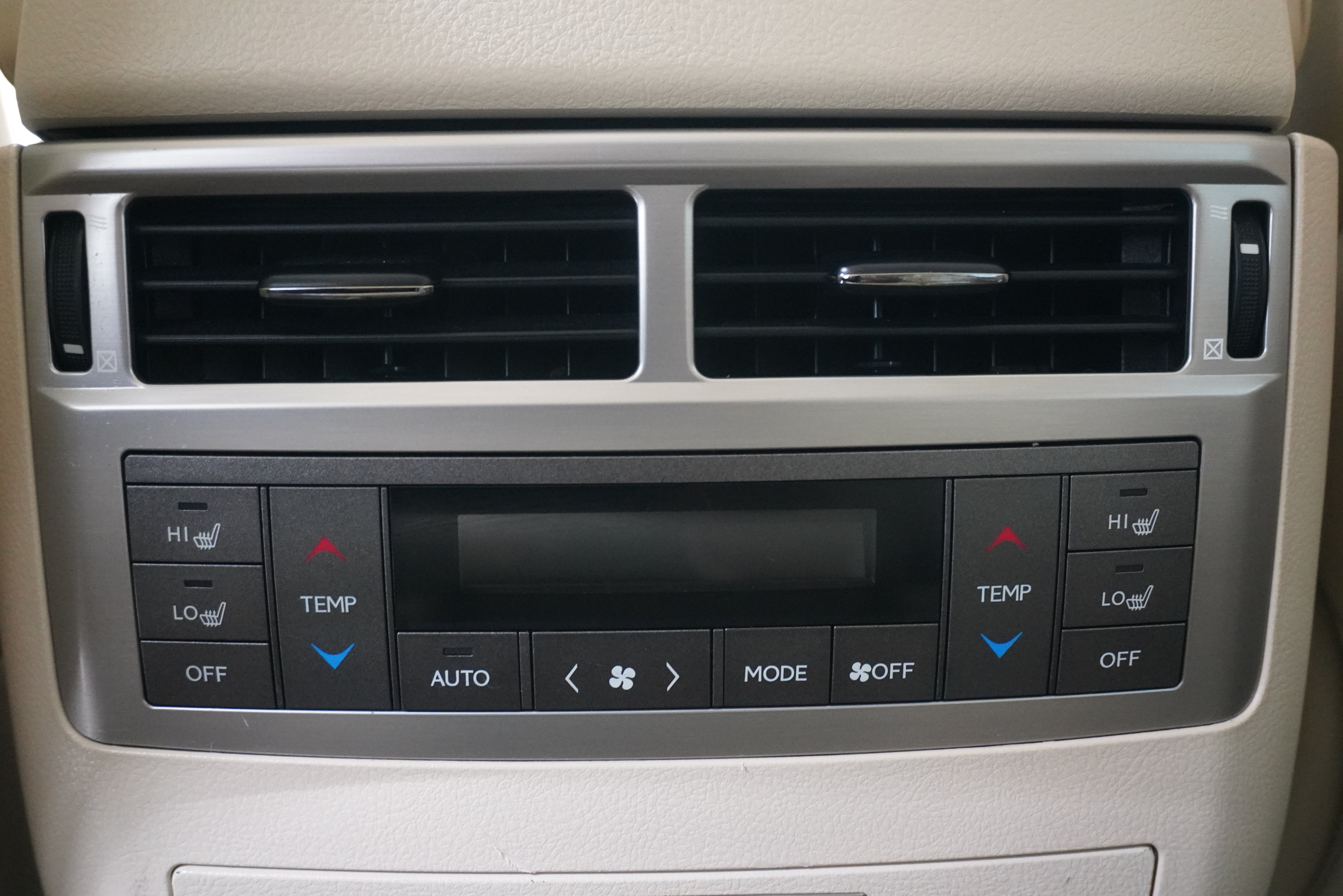 Used 2013 Lexus LX 570 4WD w/ Luxury Pkg w/Pre-crash image 15