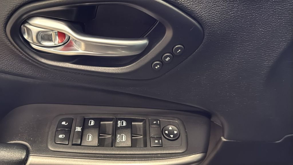 Used 2019 Jeep Cherokee Limited image 23