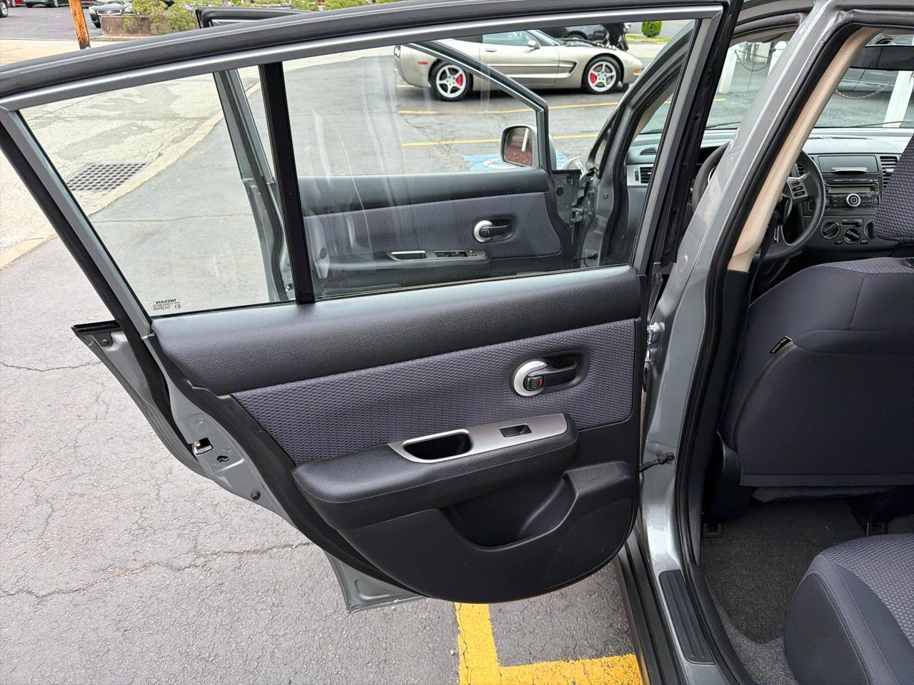 Used 2008 Nissan Versa Hatchback FWD image 18