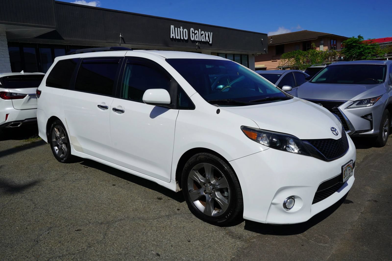 Used 2014 Toyota Sienna SE FWD image 3