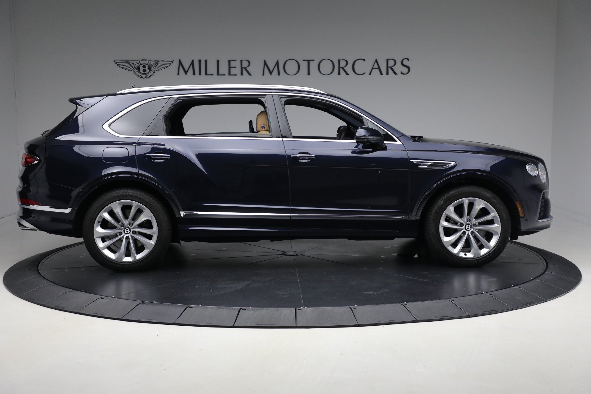 Certified 2024 Bentley Bentayga Extended Wheelbase AWD/4WD image 8