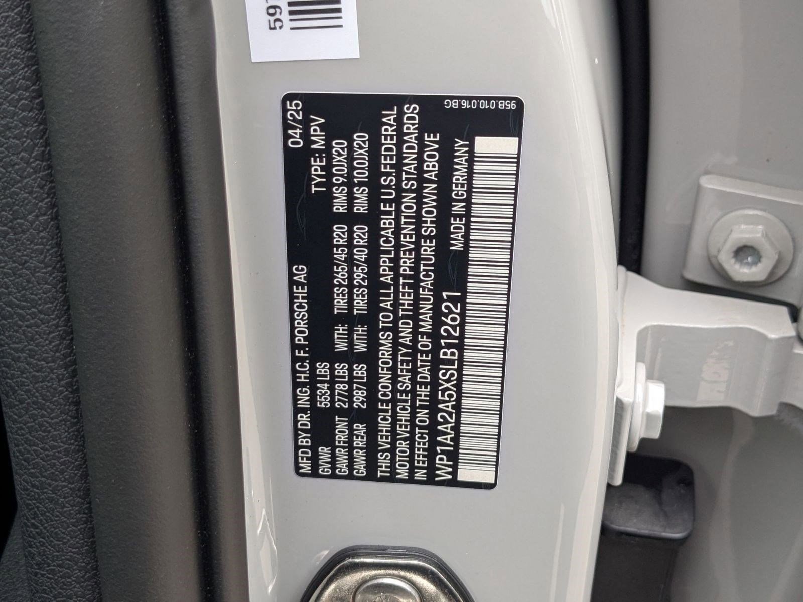 Certified 2025 Porsche Macan image 30