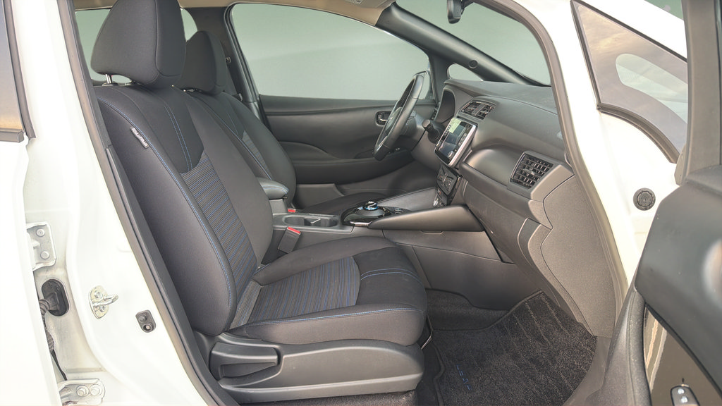 Certified 2025 Nissan Leaf SV Plus FWD image 11
