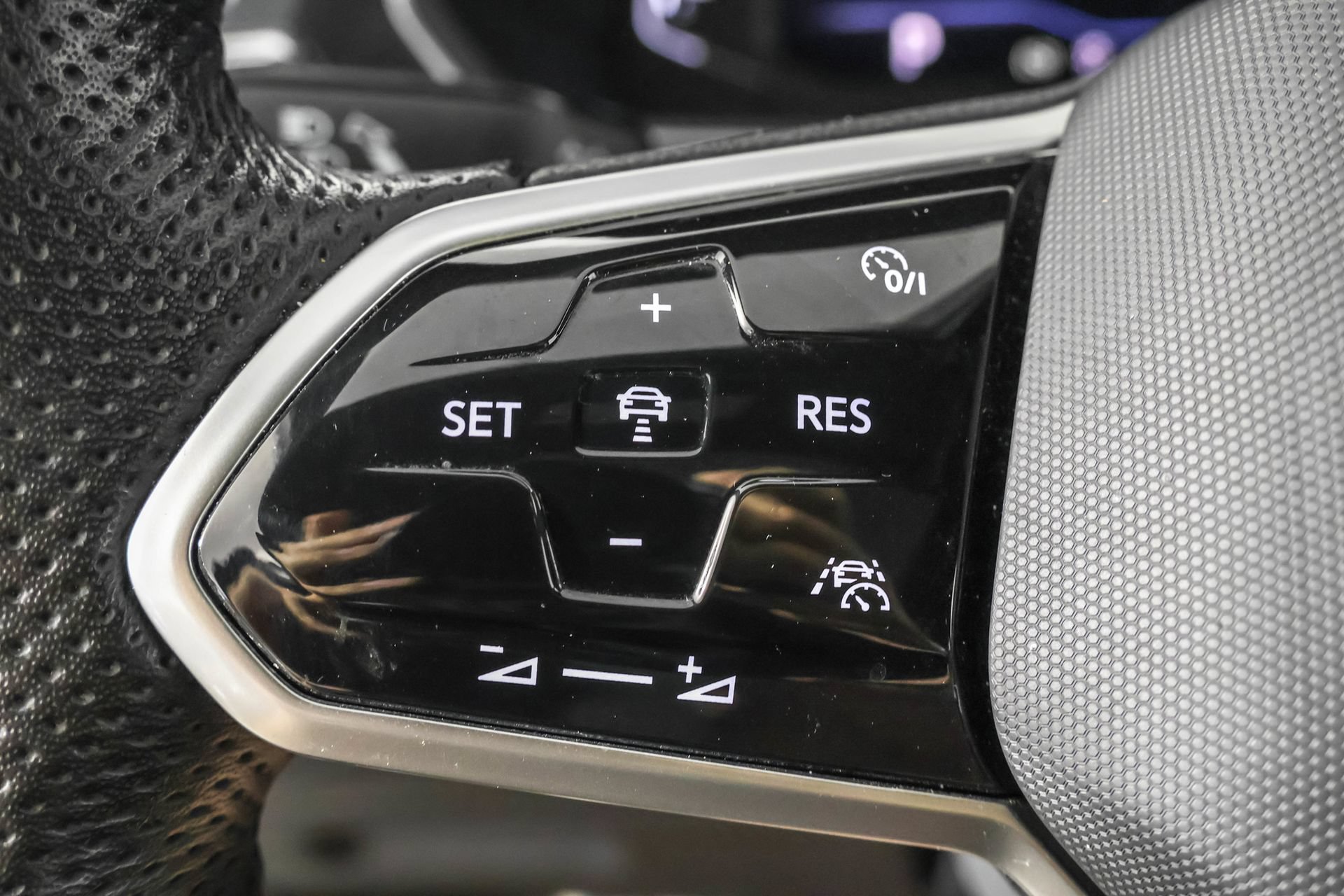 Used 2023 Volkswagen Tiguan SEL R-Line AWD/4WD image 26