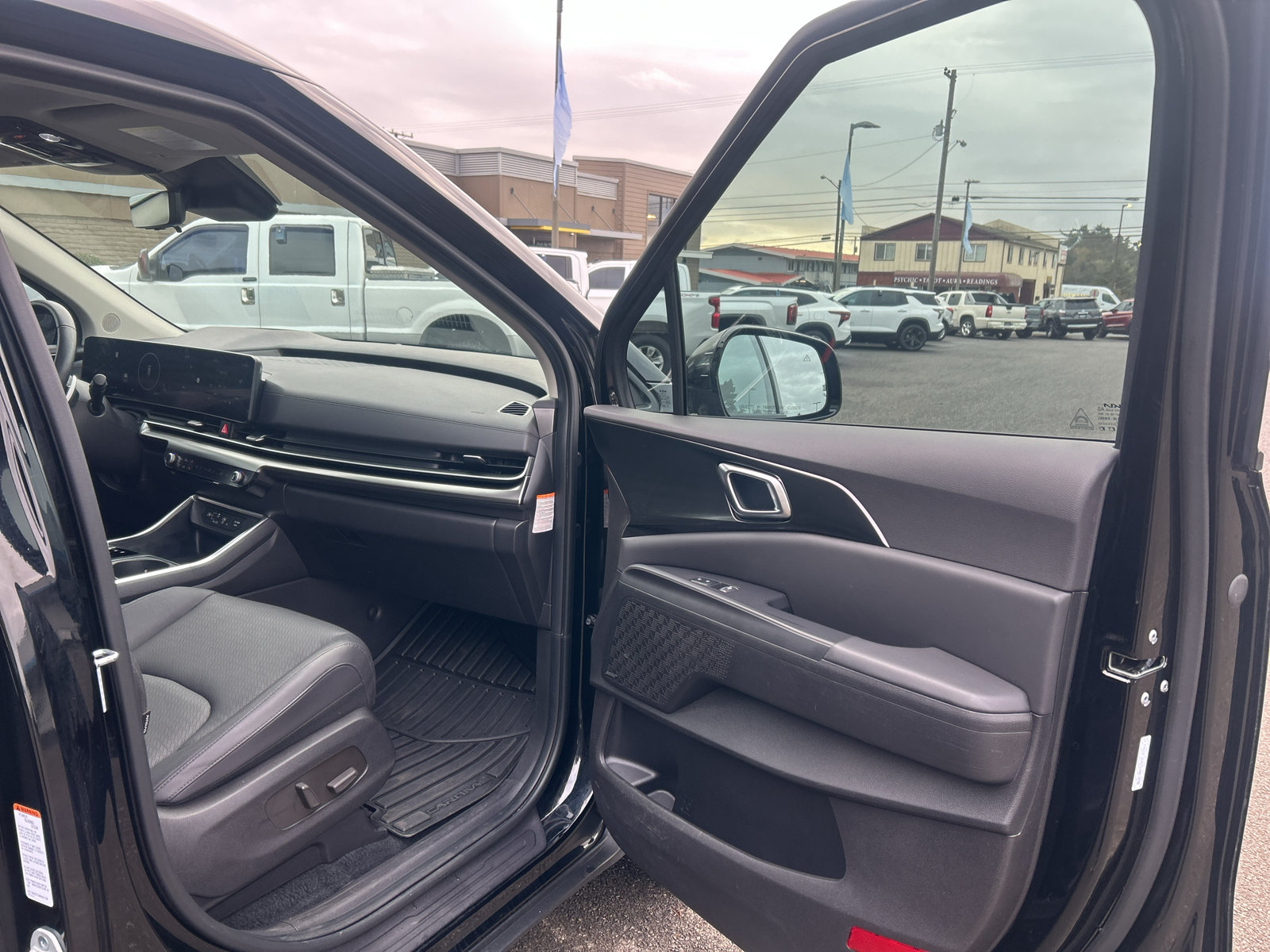 Used 2025 Kia Carnival SX Prestige FWD image 27