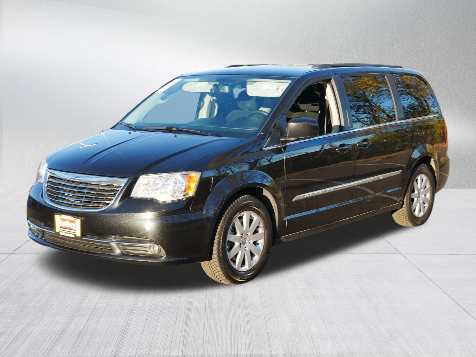 Used 2014 Chrysler Town & Country Touring image 3