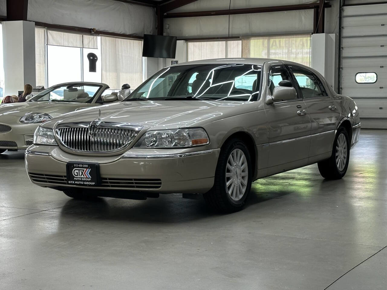 Used 2004 Lincoln Town Car Executive image 5