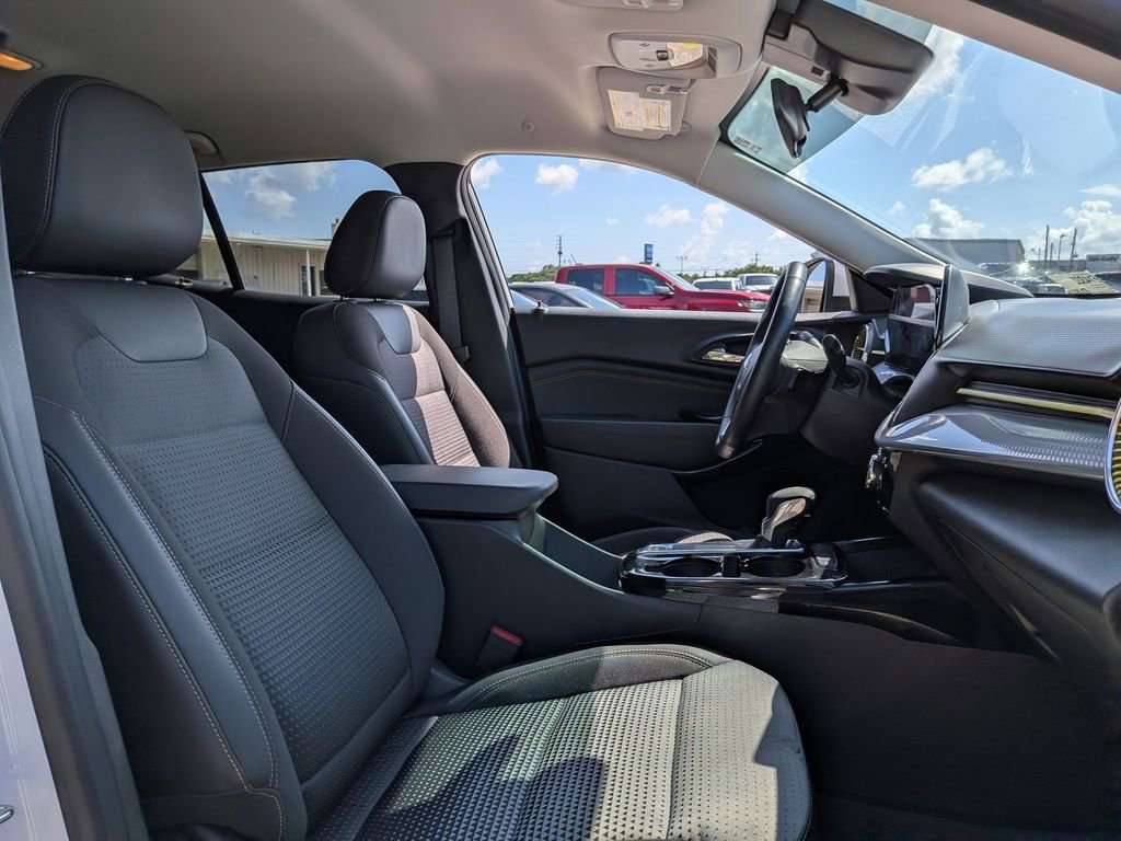 Used 2025 Chevrolet Trax LT w/ Driver Confidence Package FWD image 26