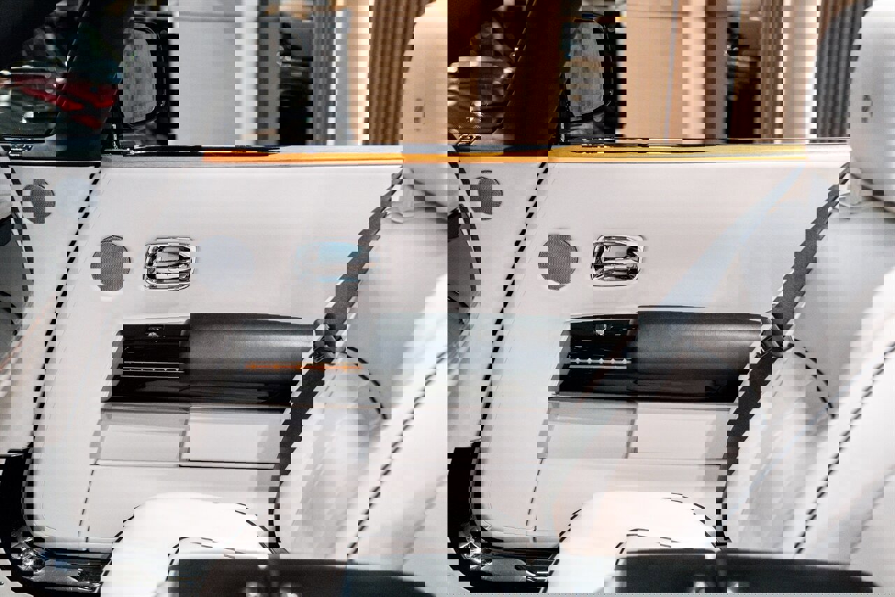 Used 2015 Rolls-Royce Phantom Drophead Coupe image 18