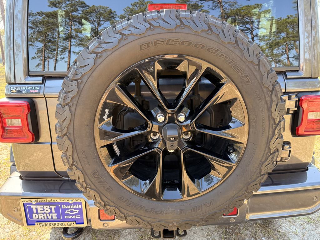 Used 2021 Jeep Wrangler Unlimited Sahara AWD/4WD image 5