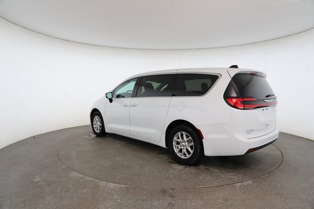 Used 2024 Chrysler Pacifica Touring-L image 10