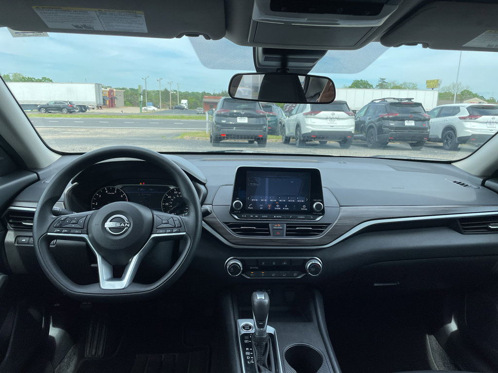 Used 2025 Nissan Altima 2.5 SV FWD image 11