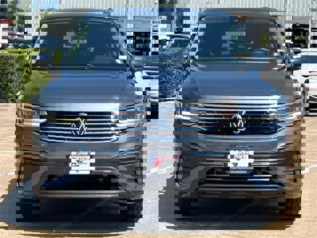 Used 2022 Volkswagen Tiguan SE w/ Panoramic Sunroof Package image 2
