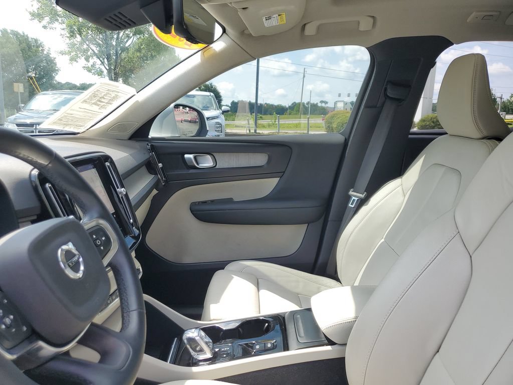 Used 2023 Volvo XC40 B5 Plus AWD/4WD image 19