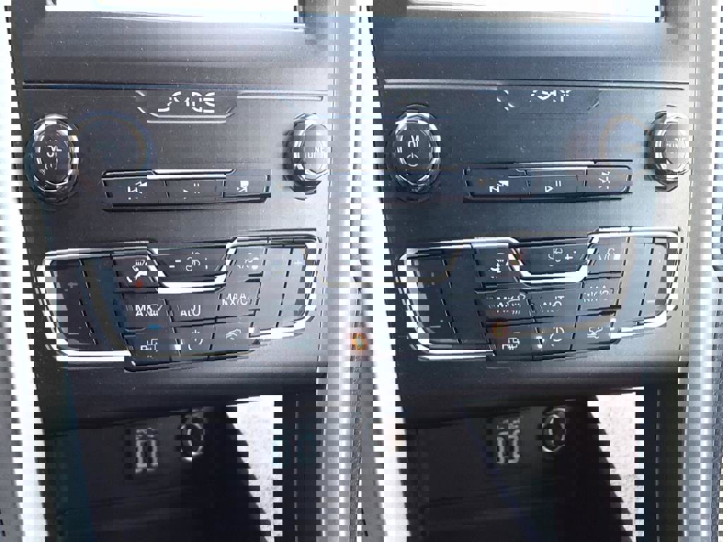 Used 2020 Ford Fusion SE image 22