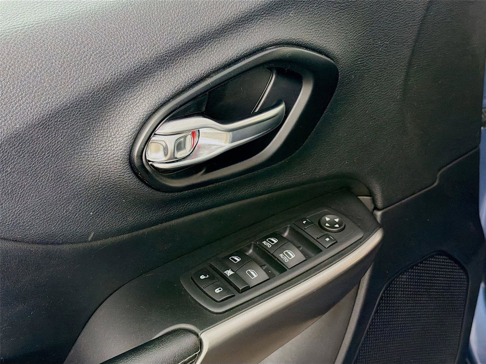 Used 2021 Jeep Cherokee Latitude Lux w/ Comfort/Convenience Group image 18