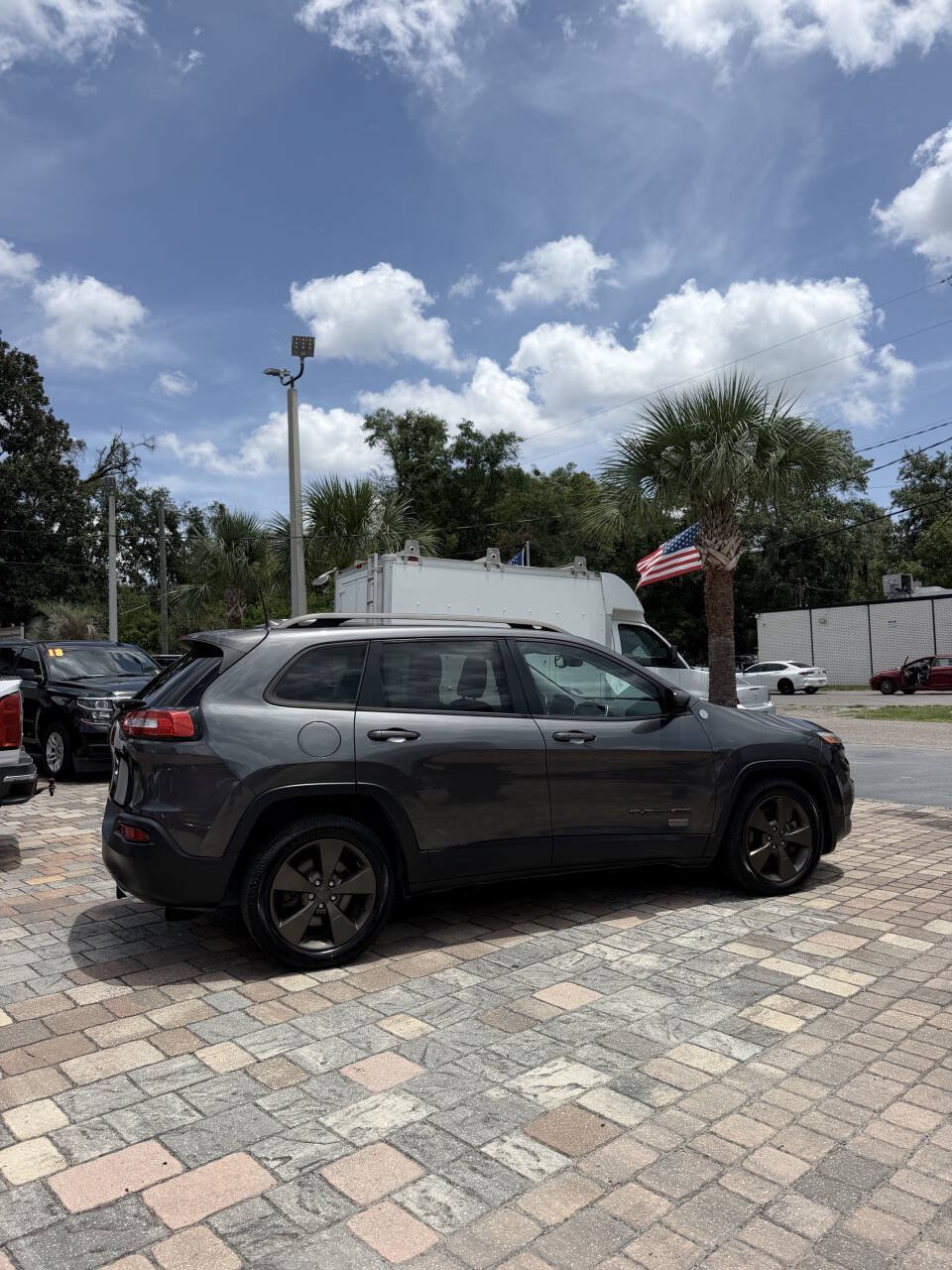 Used 2017 Jeep Cherokee 75th Anniversary FWD image 4