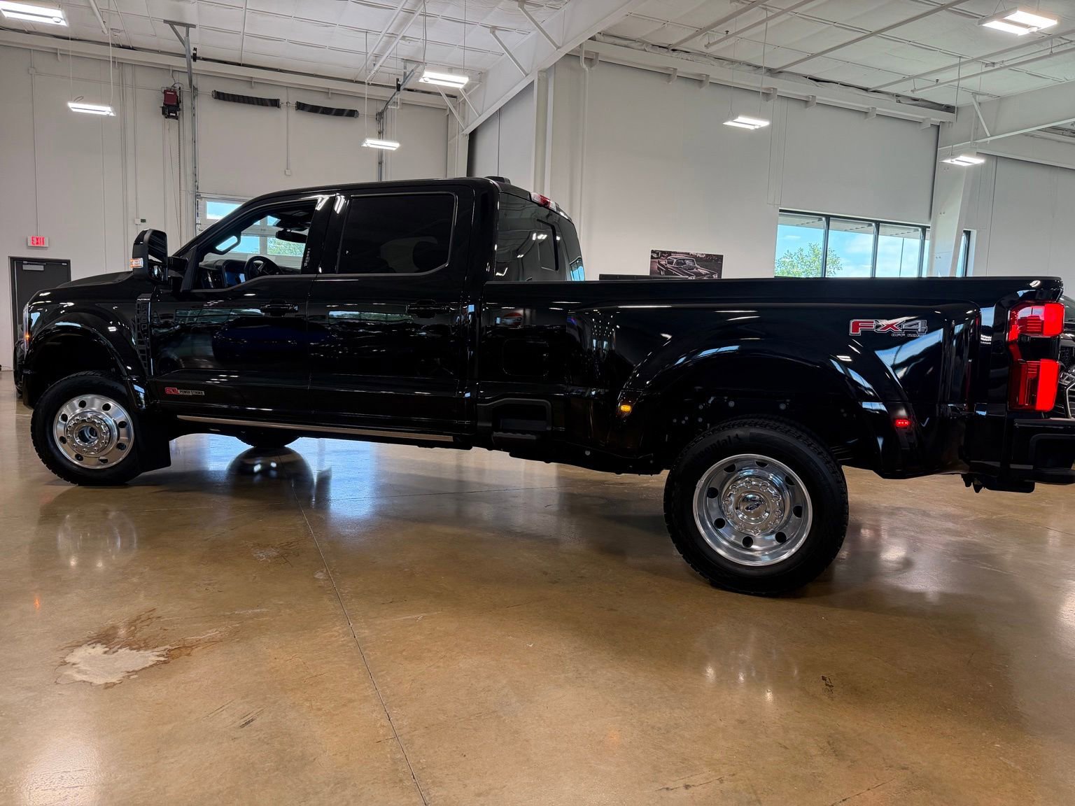 Used 2026 Ford F450 Platinum w/ FX4 Off-Road Package AWD/4WD image 3