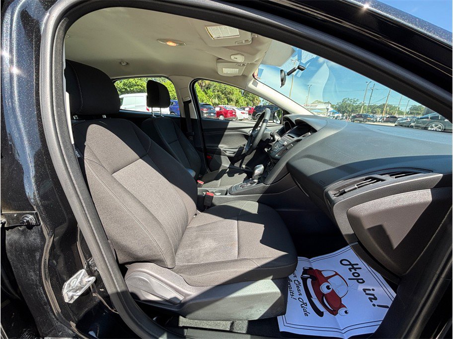 Used 2015 Ford Focus SE FWD image 30