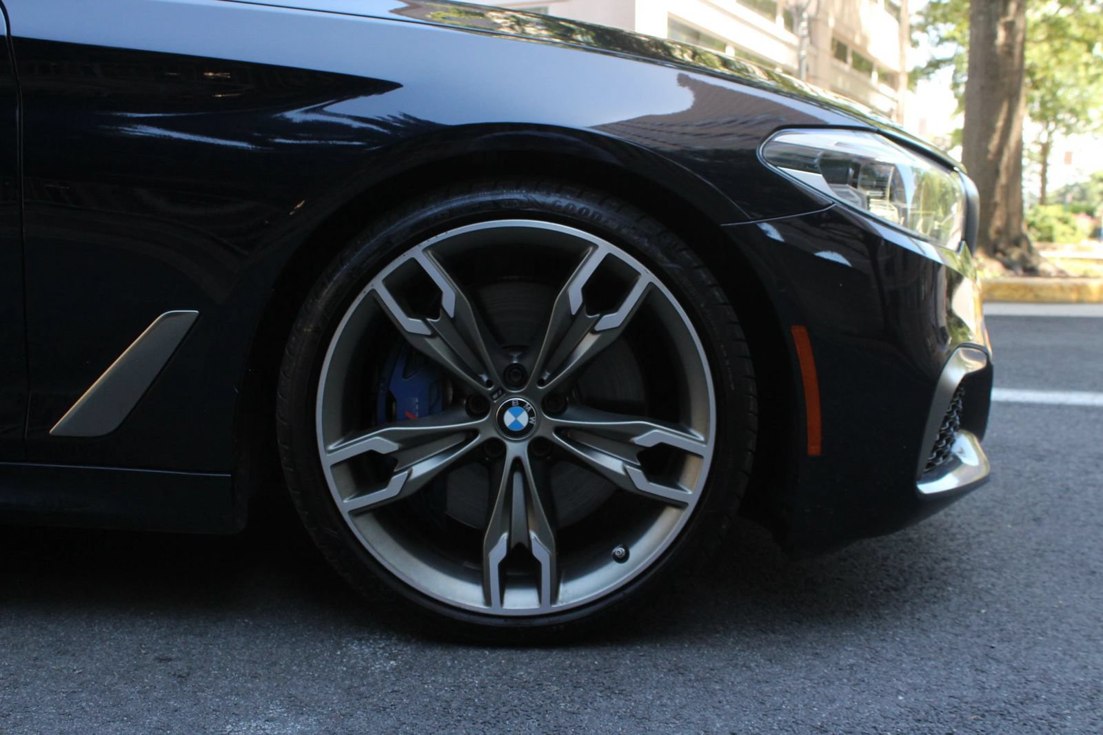 Used 2020 BMW M550i xDrive w/ Executive Package AWD/4WD image 4