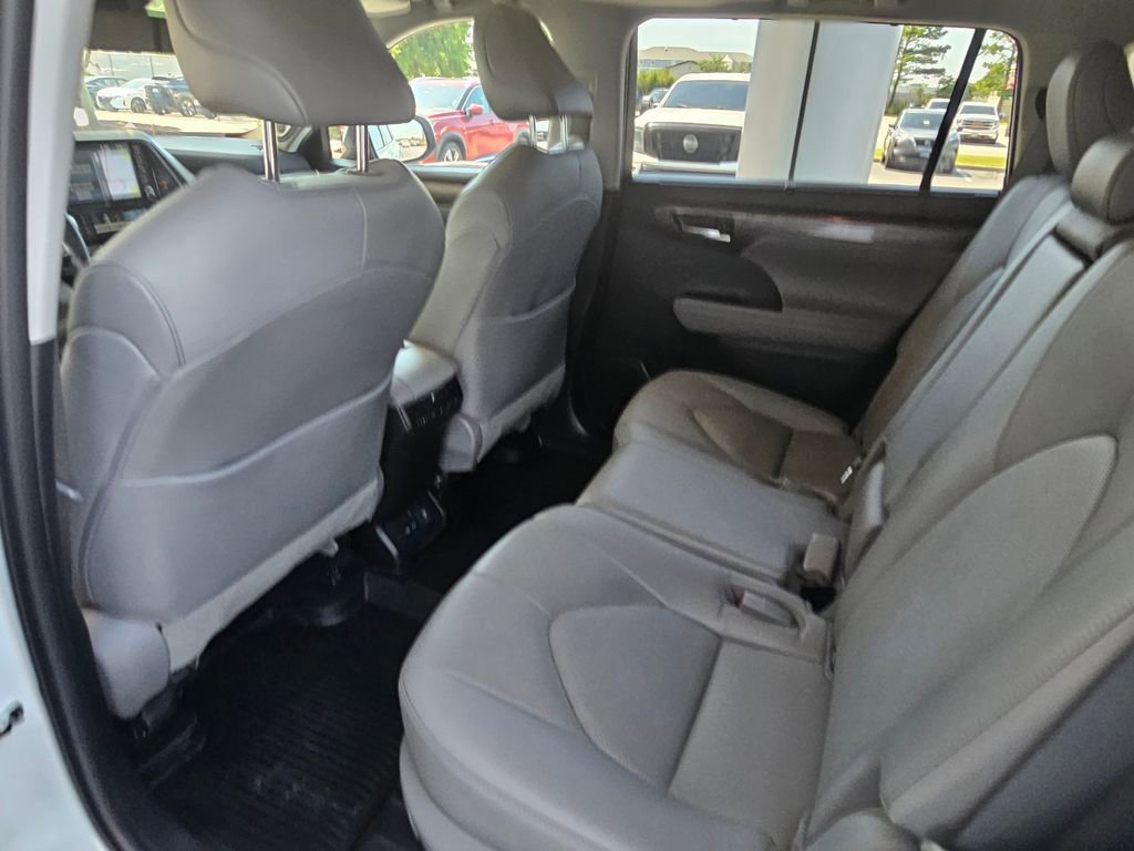 Used 2022 Toyota Highlander Limited FWD image 15