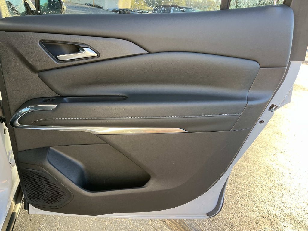 Used 2026 Chevrolet Traverse LT FWD image 23