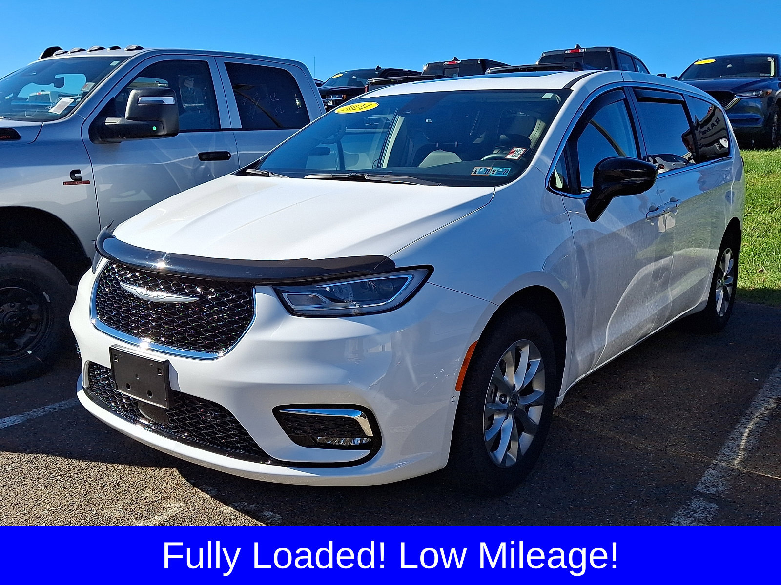 Used 2024 Chrysler Pacifica Touring-L w/ Uconnect Theater Family Group AWD/4WD image 2