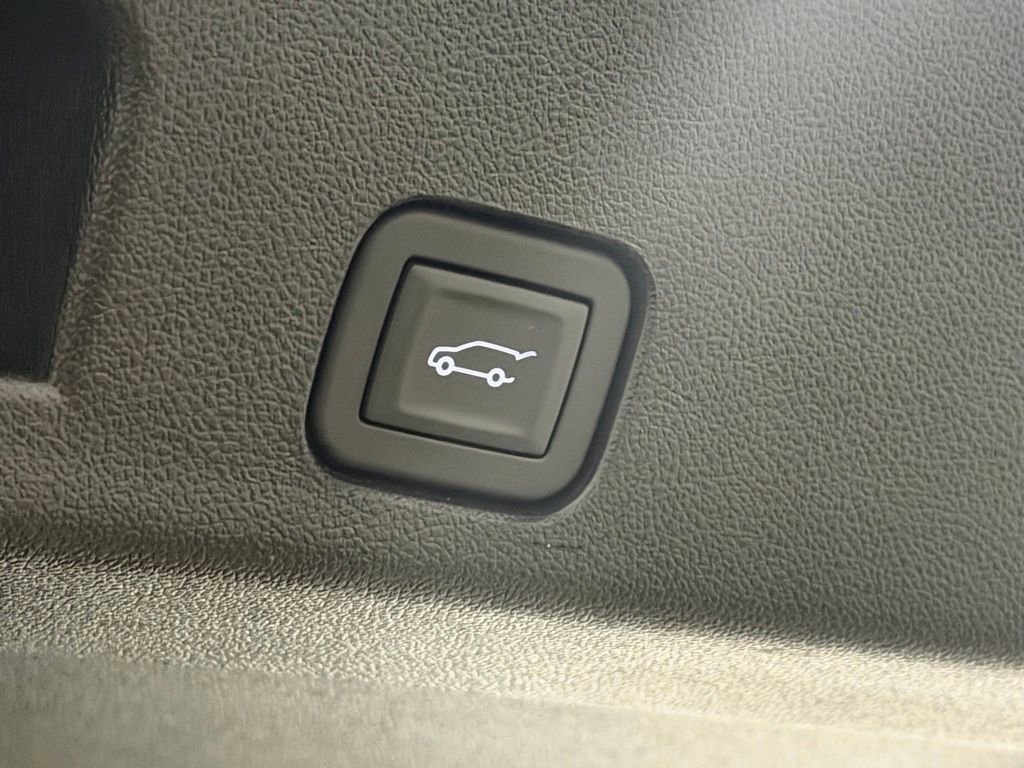Certified 2025 GMC Acadia Elevation AWD/4WD image 17