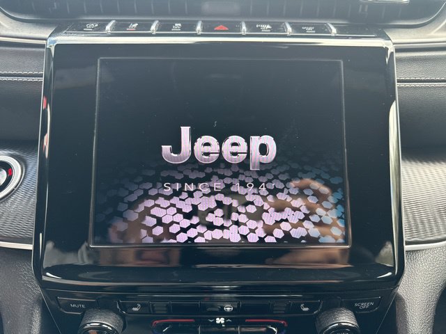 Used 2025 Jeep Grand Cherokee Altitude AWD/4WD image 24