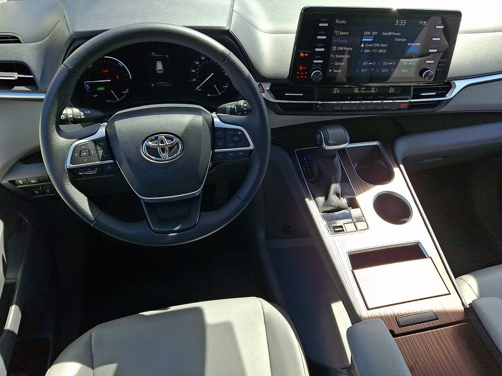 Used 2023 Toyota Sienna XLE FWD image 12