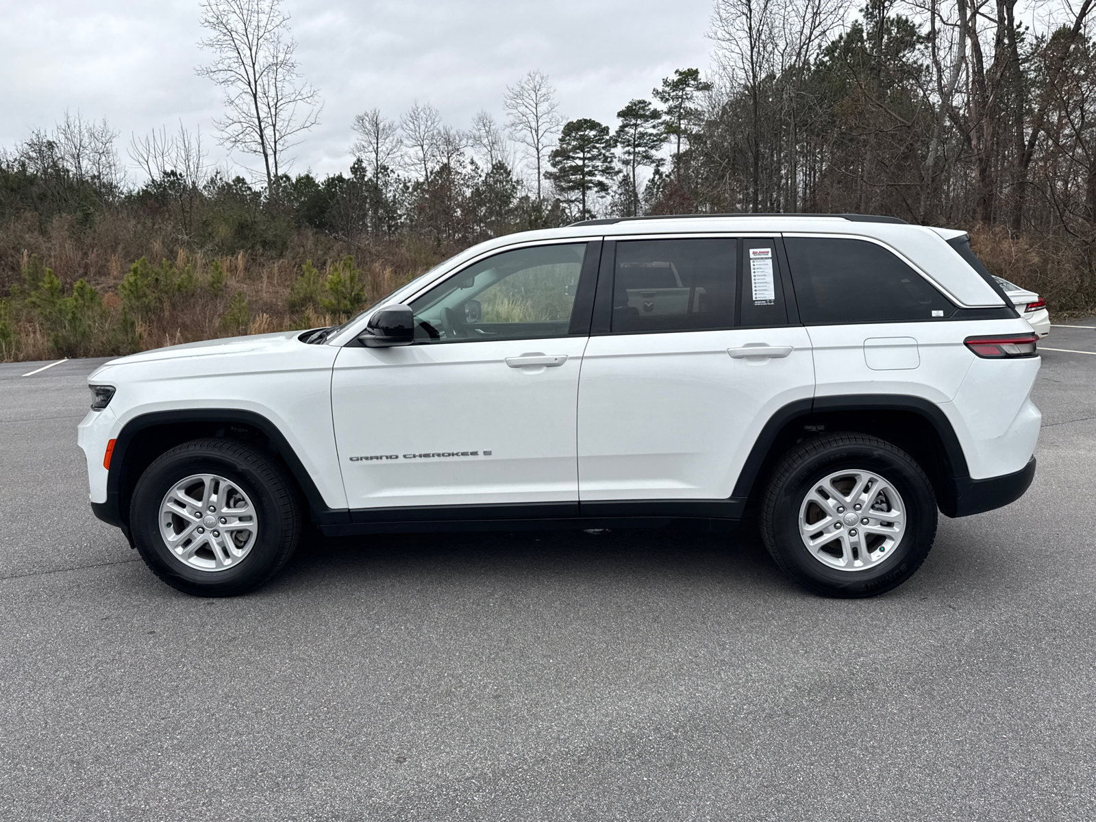 Used 2024 Jeep Grand Cherokee Laredo image 8