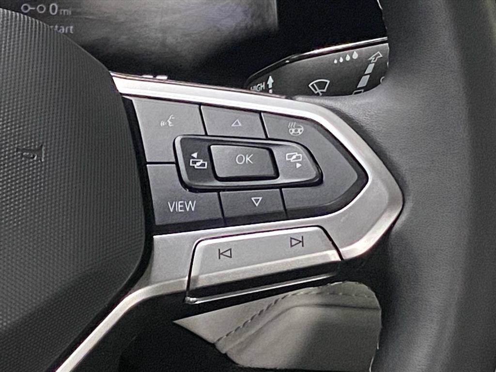 Used 2025 Volkswagen Taos SE image 9