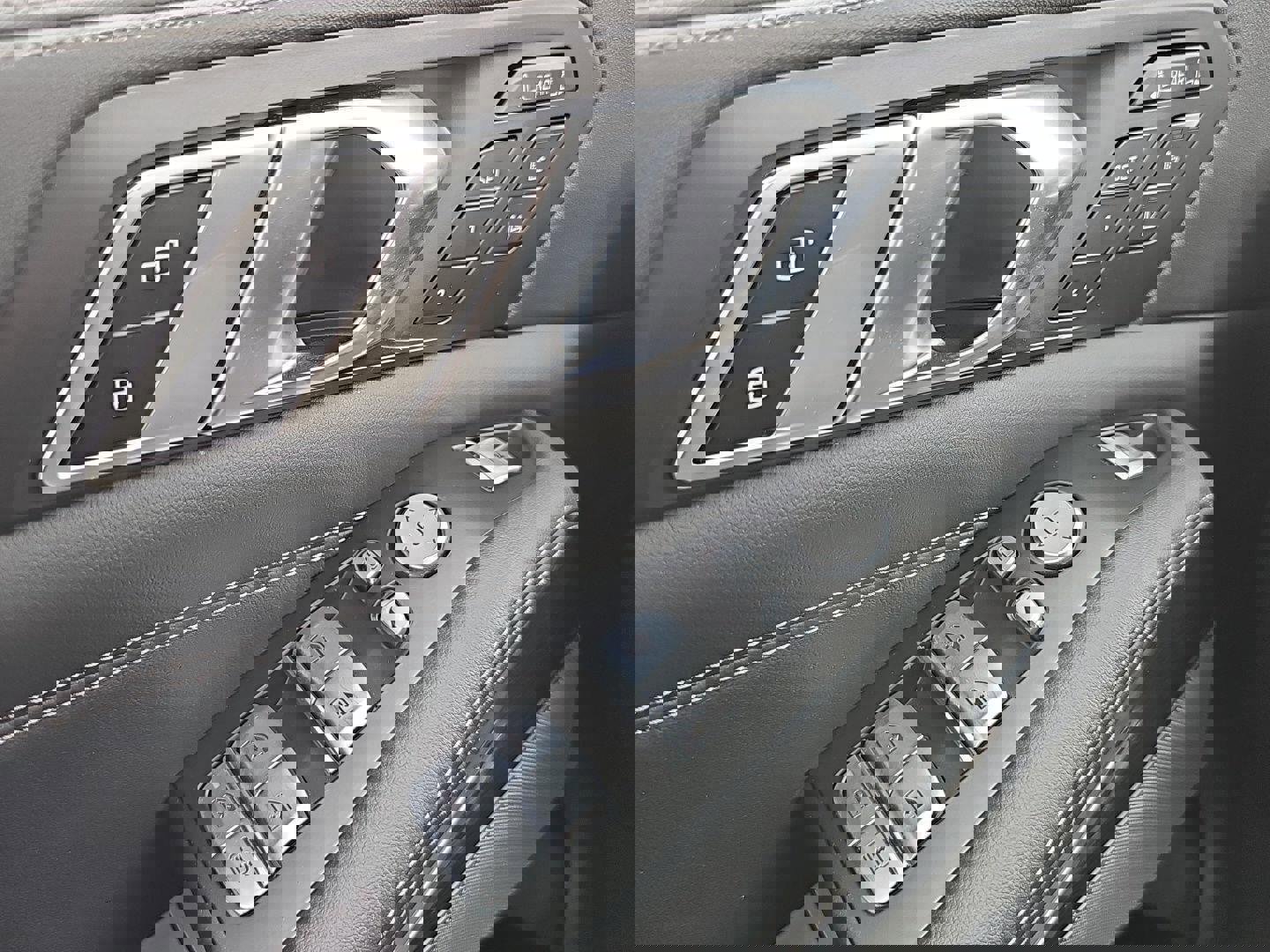 Used 2023 BMW X7 M60i w/ Executive Package image 39