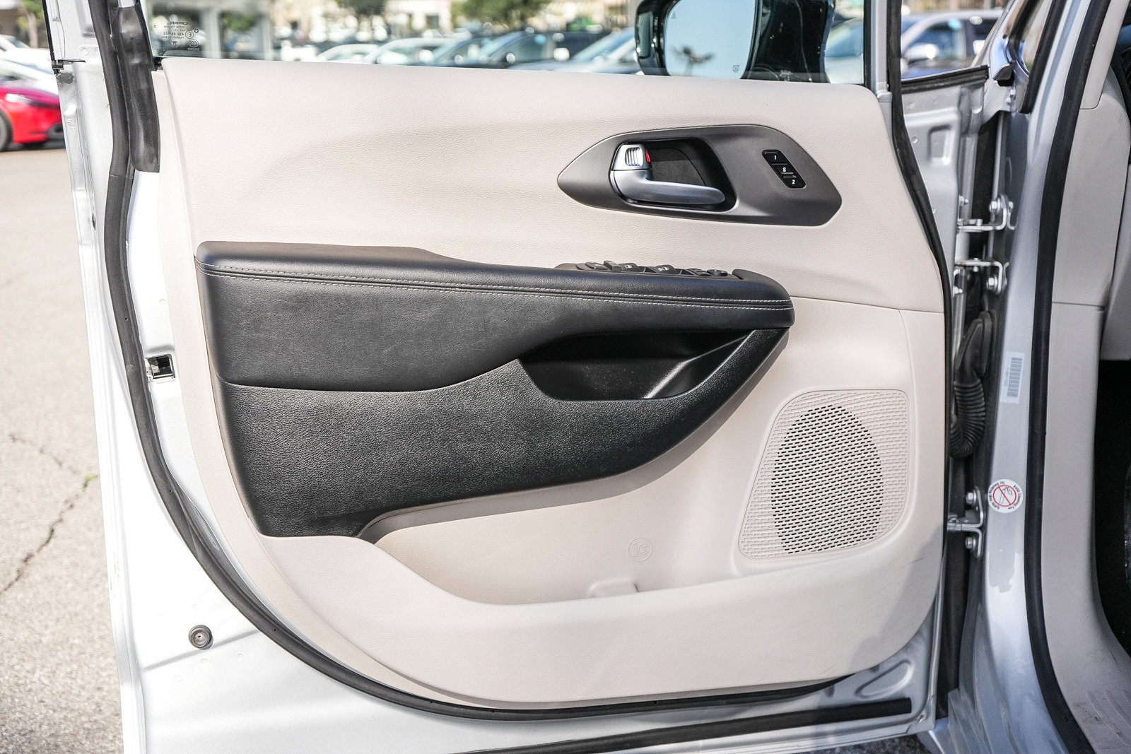 Used 2024 Chrysler Pacifica Touring-L image 22