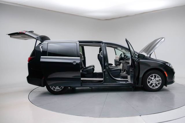 Used 2023 Chrysler Pacifica Touring-L image 14