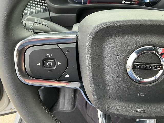 Certified 2025 Volvo XC40 B5 Plus image 28